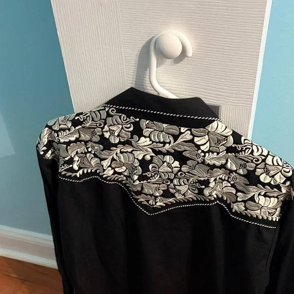 Scully Black Shirt with Elegant Silver Details - Picture 6 of 7